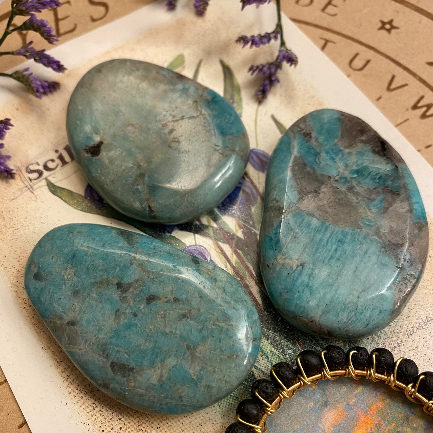 Amatsoniitti, litteä ~4cm