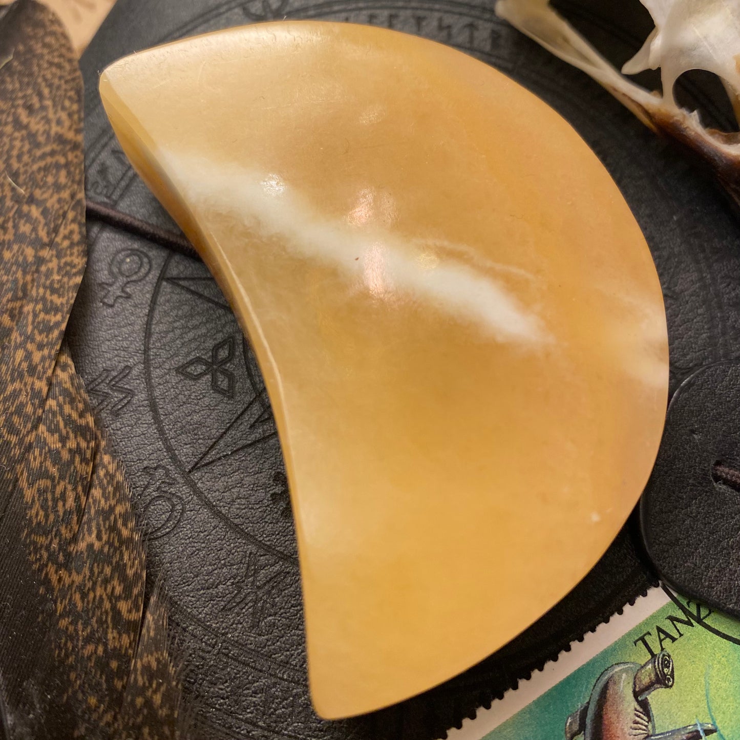 Oranssi kalsiitti kuu 6,6cm