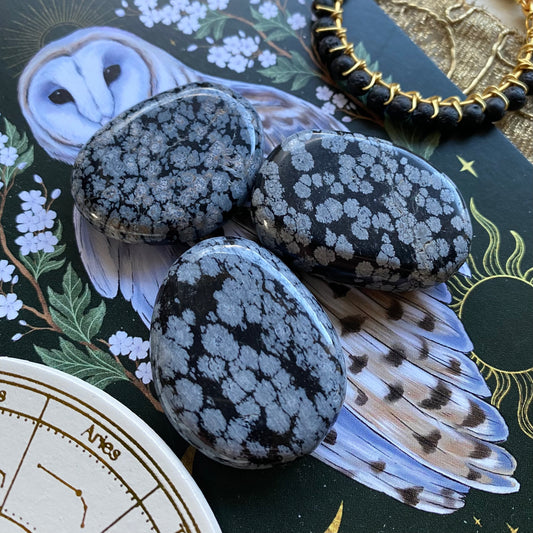 Lumihiutaleobsidiaani, litteä taskukivi