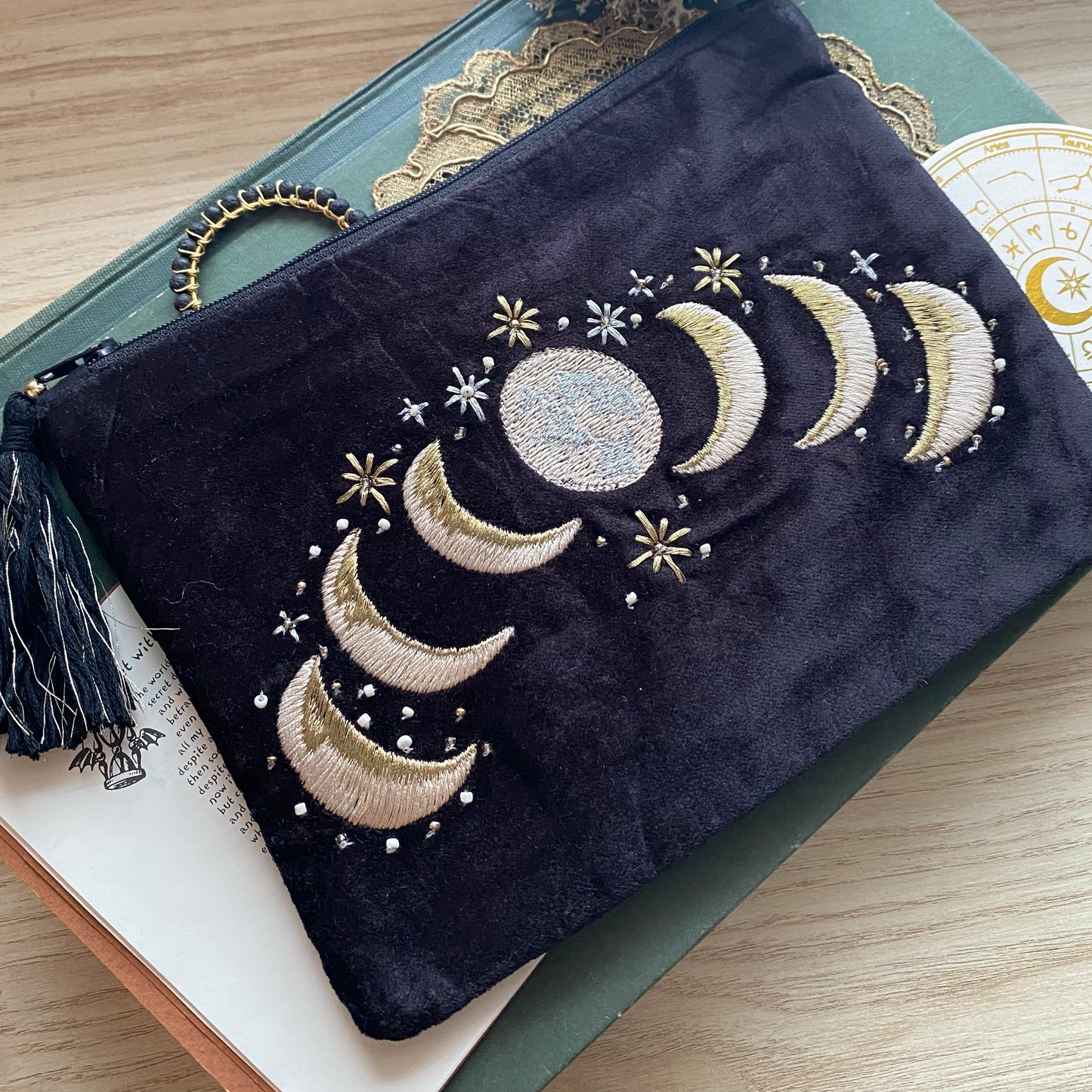 Samettipussukka, kuu