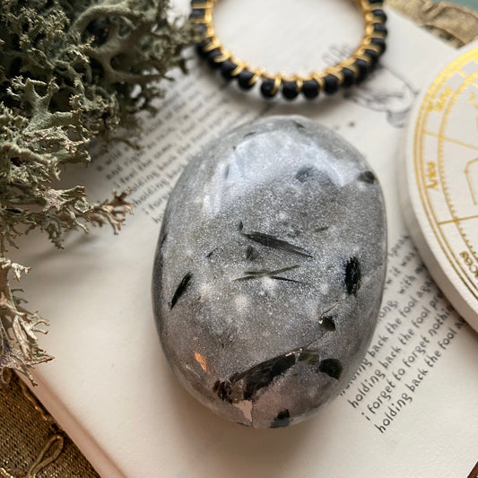 Kvartsi/vihreä turmaliini kämmenkivi