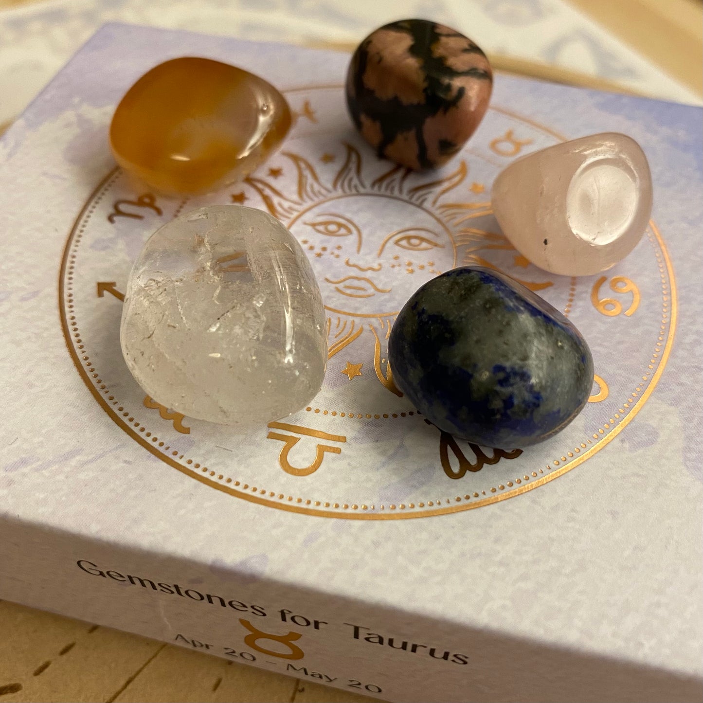 Härkä , horoskooppi kivisetti lahjarasiassa