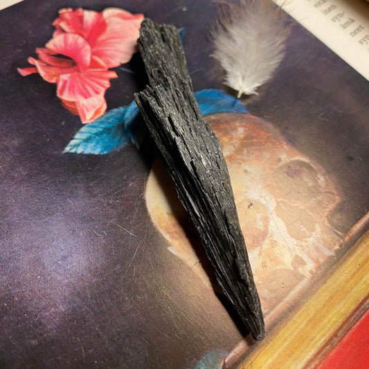 Musta kyaniitti 9,3cm