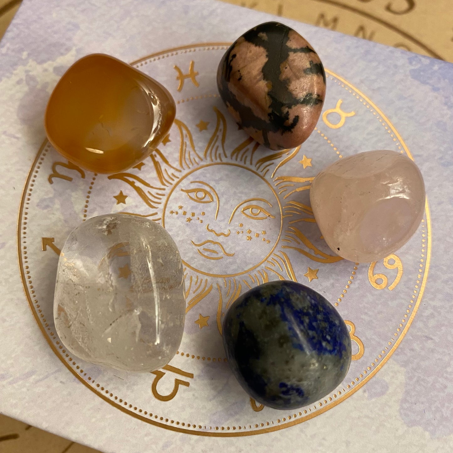 Härkä , horoskooppi kivisetti lahjarasiassa