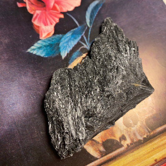 Musta kyaniitti 5,8cm