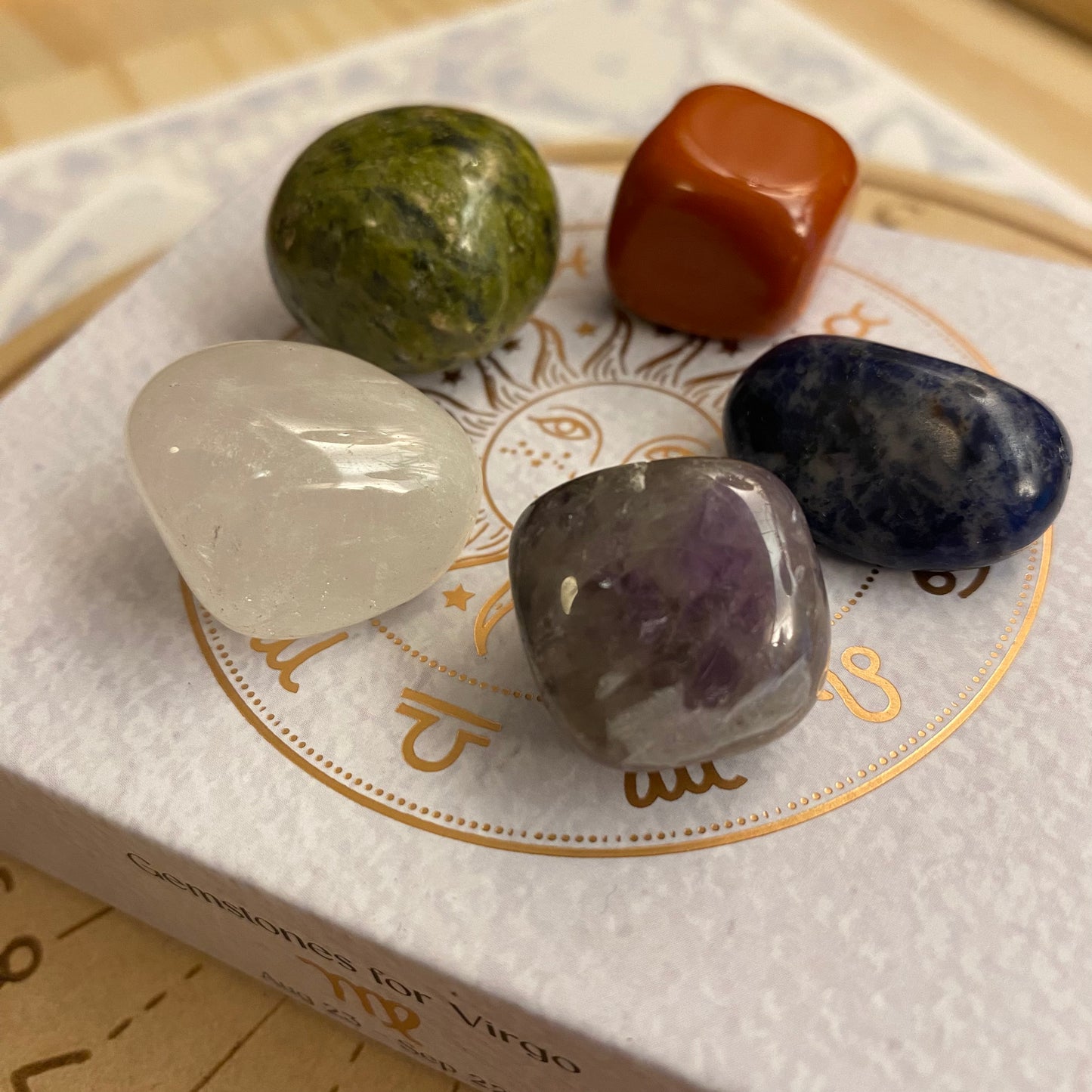 Neitsyt, horoskooppi kivisetti lahjarasiassa