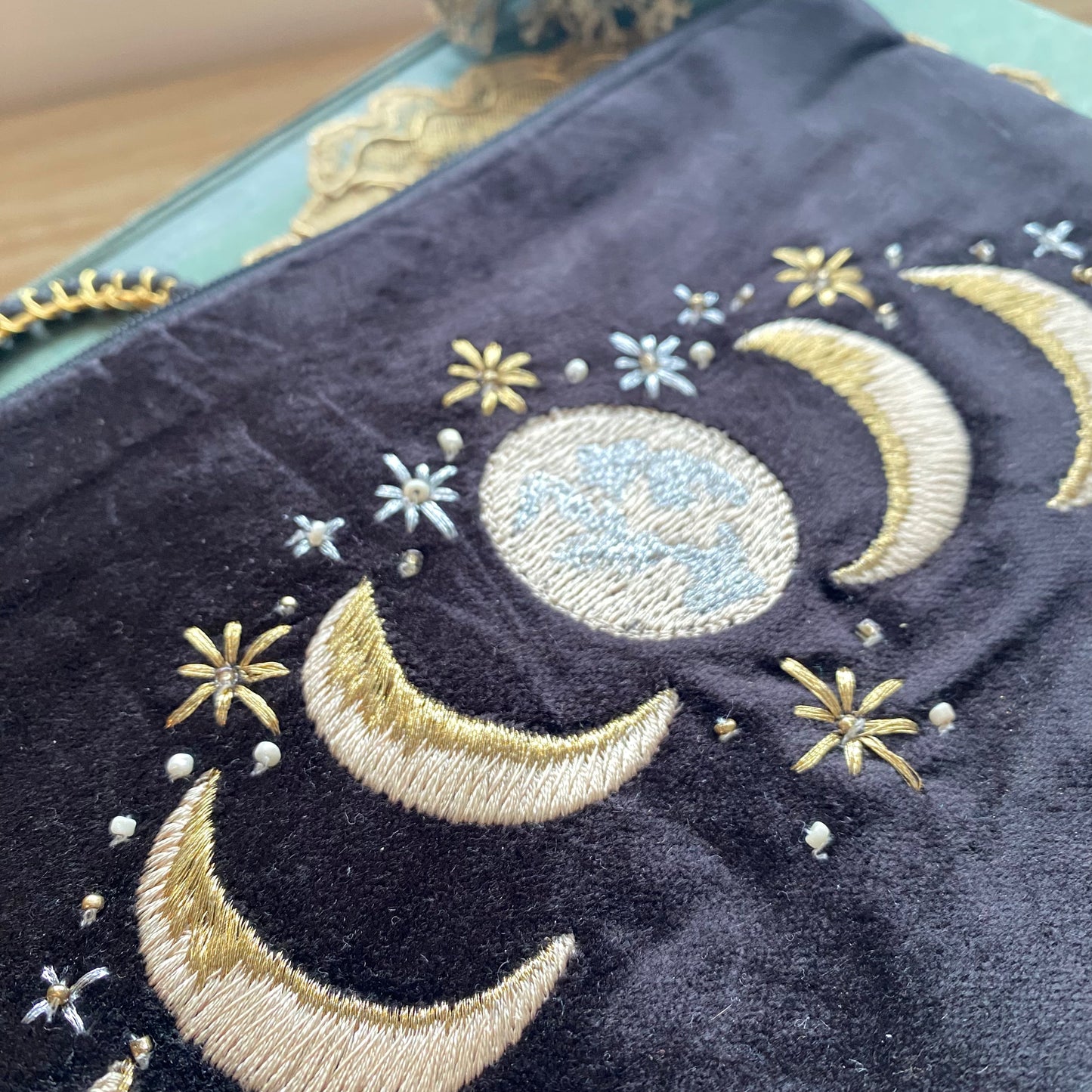 Samettipussukka, kuu