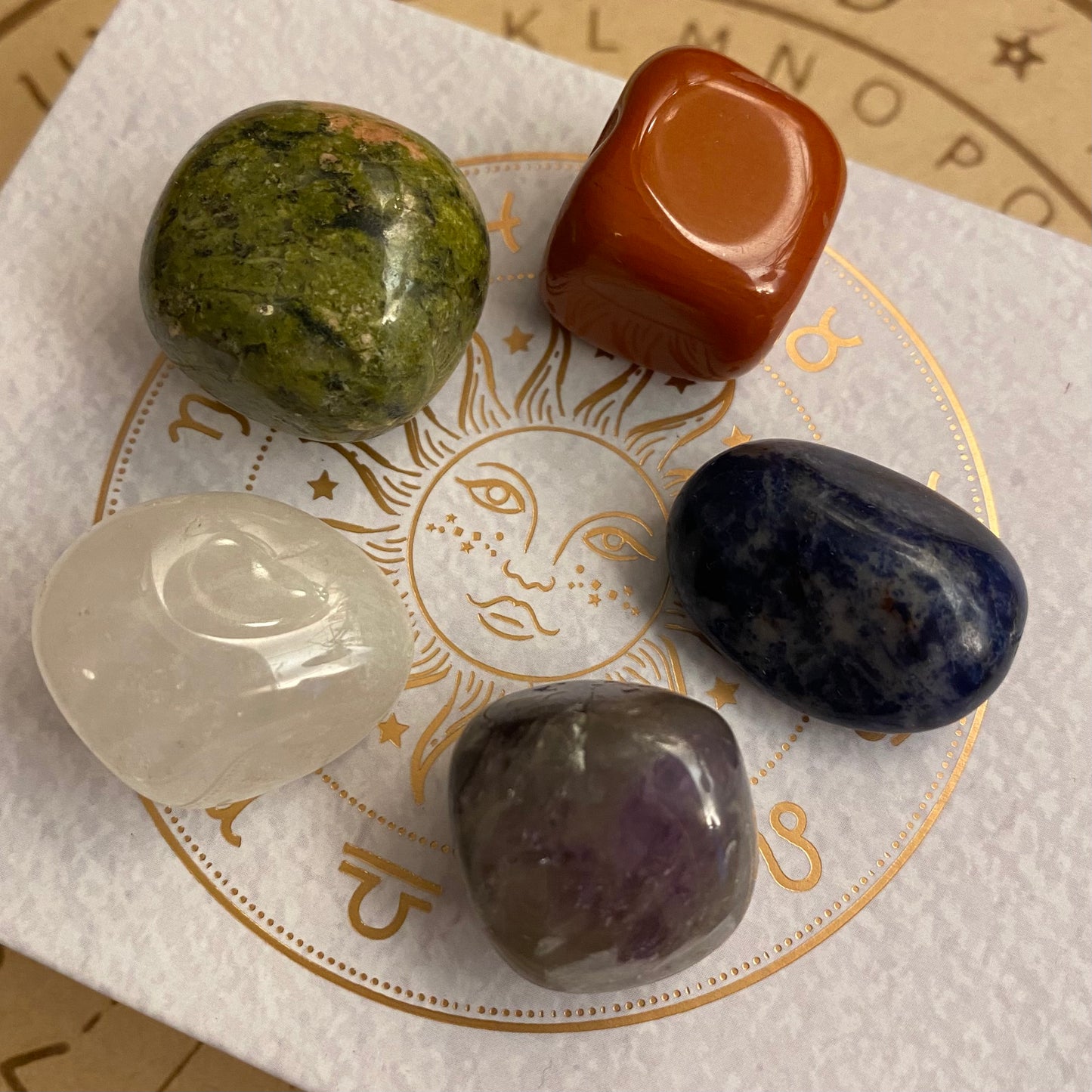 Neitsyt, horoskooppi kivisetti lahjarasiassa